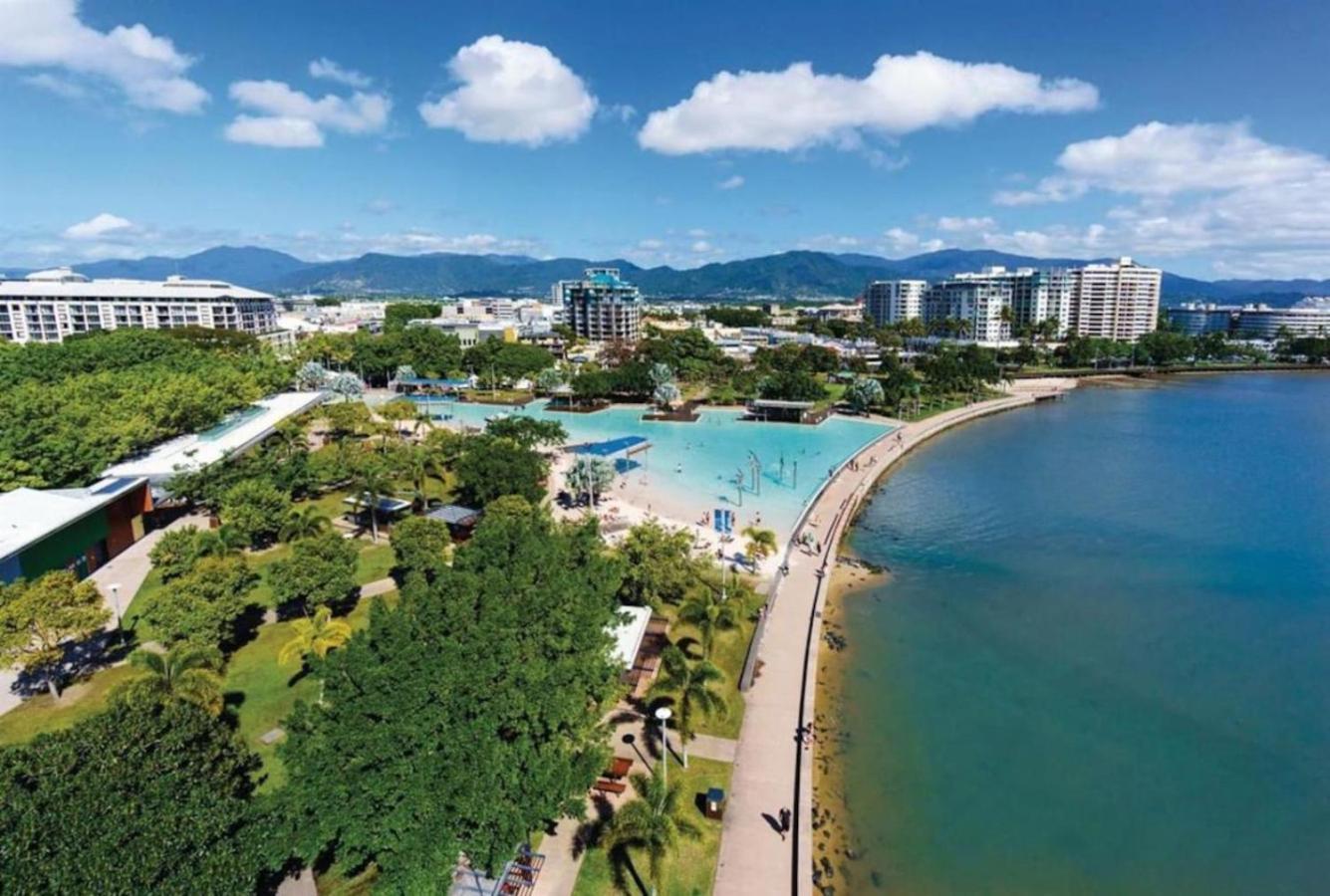Luxury With Pool And Bbq Cairns