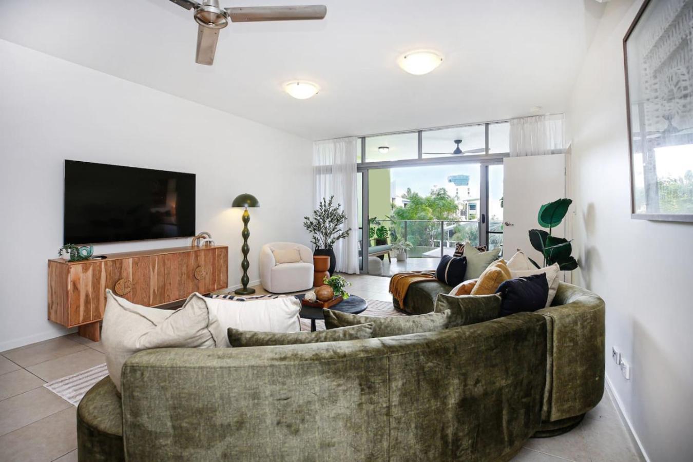 Luxury With Pool And Bbq Apartment Cairns